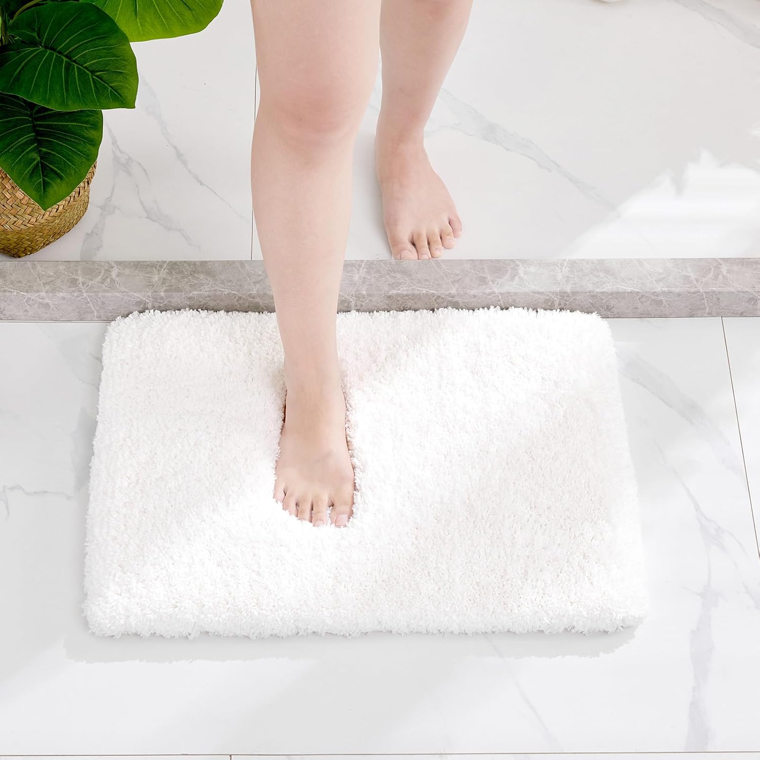 Disolla Small Bathroom Rugs 17x24 Non Slip White Fluffy Bath Mat for Bathroom Floor Machine Washable Plush Luxury Bath Rug for Tub Soft Shaggy Absorbent Shower Mat